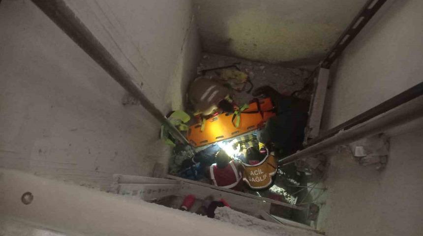 Asans&ouml;r boşluğuna d&uuml;şen iş&ccedil;i yaralandı
