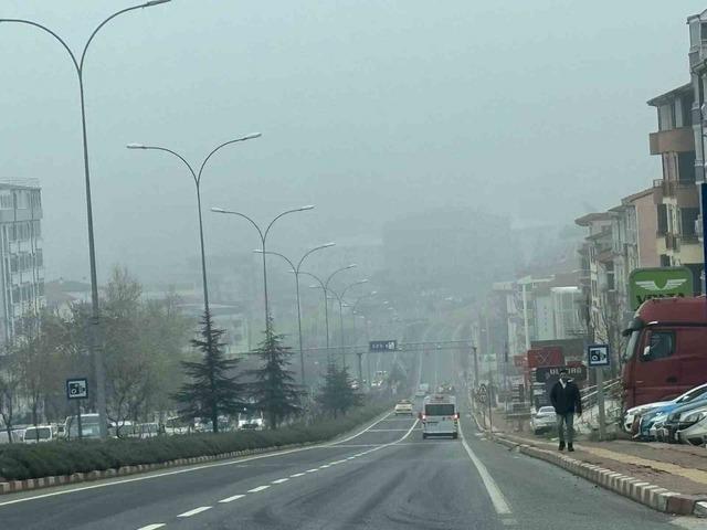 Bilecik&rsquo;te sis g&uuml;n boyu etkisini s&uuml;rd&uuml;rd&uuml; 1