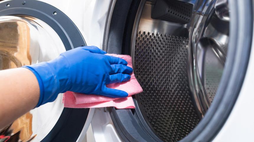 Herkes yanlış biliyor! Masum sanılan bu alışkanlık &ccedil;amaşır makinesini yıpratıyor