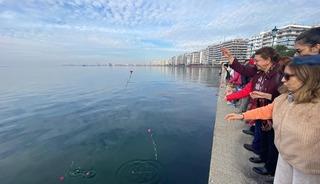 Selanik&rsquo;te anlamlı anma: LMV bu kez &ldquo;Bindirme İskelesi&rdquo;nden denize &ccedil;i&ccedil;ek bıraktı