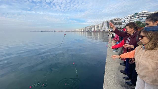 Selanik’te anlamlı anma: LMV bu kez “Bindirme İskelesi”nden denize çiçek bıraktı