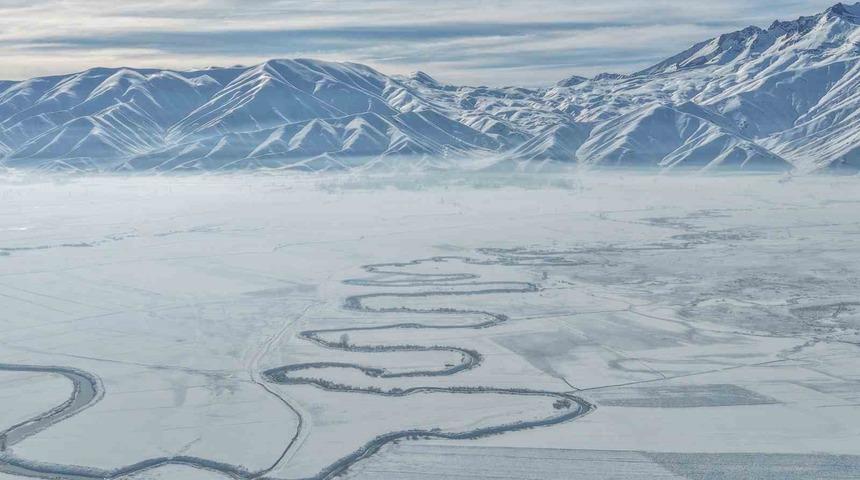 Y&uuml;ksekova&rsquo;nın kar altındaki menderesleri hayran bırakıyor