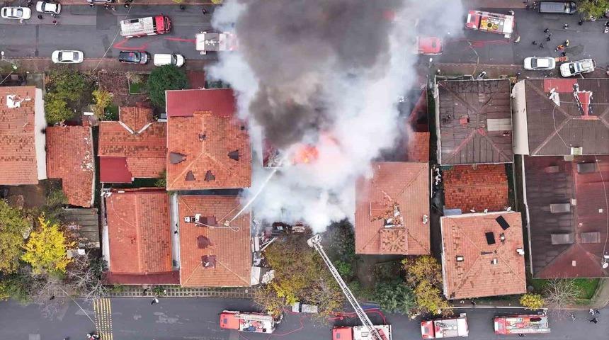 Ataşehir&rsquo;de korkutan yangın: 4 kişi kurtarıldı