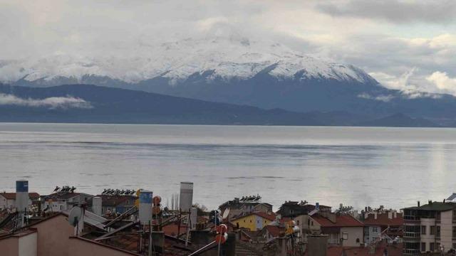 Yağışlar Anamas’ın zirvesini beyazlattı