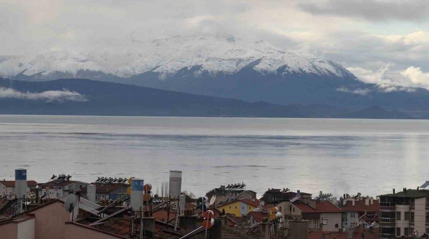 Yağışlar Anamas&rsquo;ın zirvesini beyazlattı