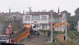 Y&uuml;k boşaltan kamyon askıda kaldı