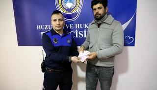 ATM'de unutulan 5 bin TL sahibine ulaştırıldı