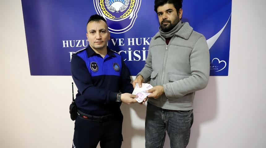 ATM'de unutulan 5 bin TL sahibine ulaştırıldı