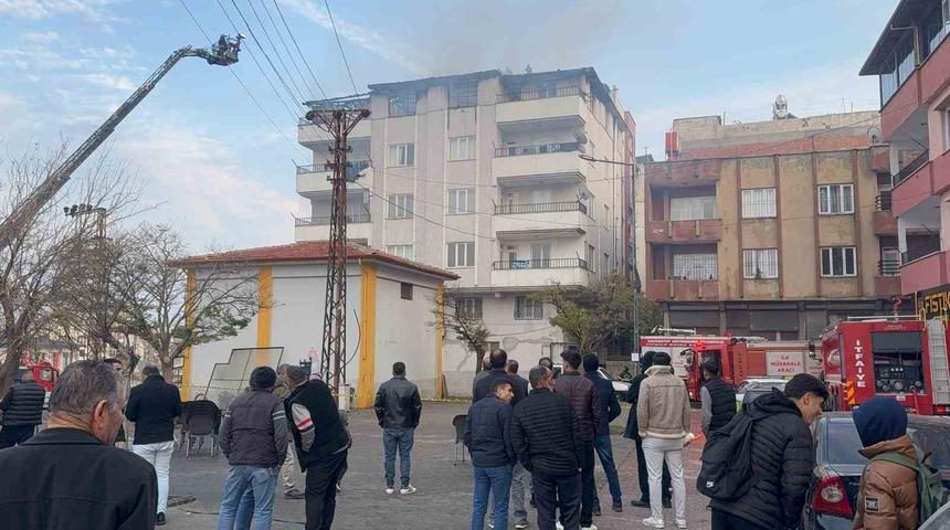 Gaziantep&rsquo;te 4 katlı apartmanın terasında korkutan yangın