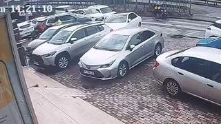 Başakşehir’de bankadan para çeken iş adamına soygun girişimi kamerada