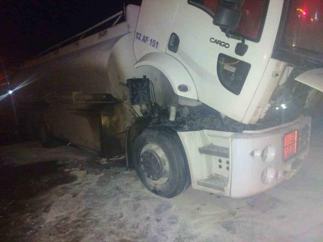 Yakıt y&uuml;kl&uuml; tankerden y&uuml;kselen dumanlar korkuttu 1