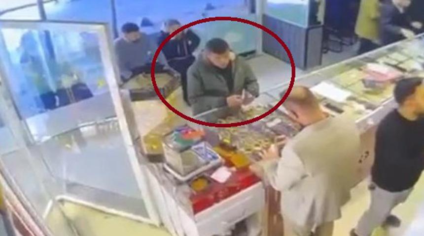 Siirt'te &ouml;ld&uuml;r&uuml;len kadının &ccedil;alınan altınlarının kuyumcuda bozulduğu anlar kameraya yansıdı