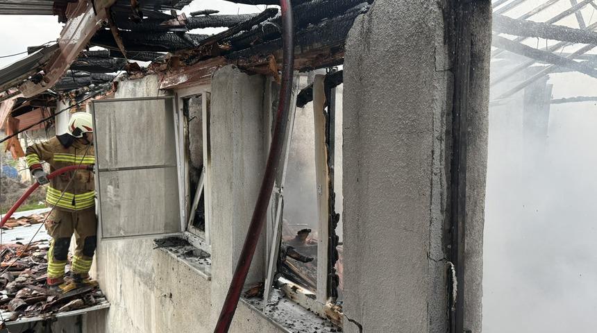 Manisa'da &ccedil;ıkan yangında 1 ev kullanılamaz hale geldi