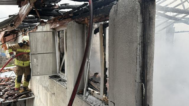 Manisa'da çıkan yangında 1 ev kullanılamaz hale geldi