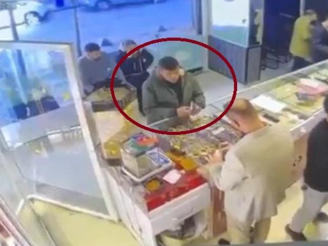 Siirt'te &ouml;ld&uuml;r&uuml;len kadının &ccedil;alınan altınlarının kuyumcuda bozulduğu anlar kameraya yansıdı