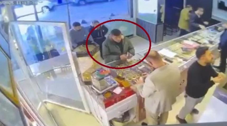 Siirt'te &ouml;ld&uuml;r&uuml;len kadının &ccedil;alınan altınlarının kuyumcuda bozulduğu anlar kameraya yansıdı