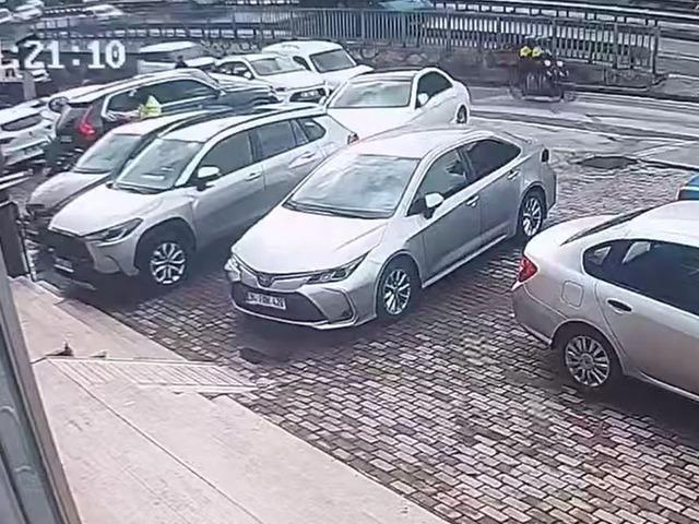 Başakşehir'de bankadan para &ccedil;eken iş adamına soygun girişimi kamerada