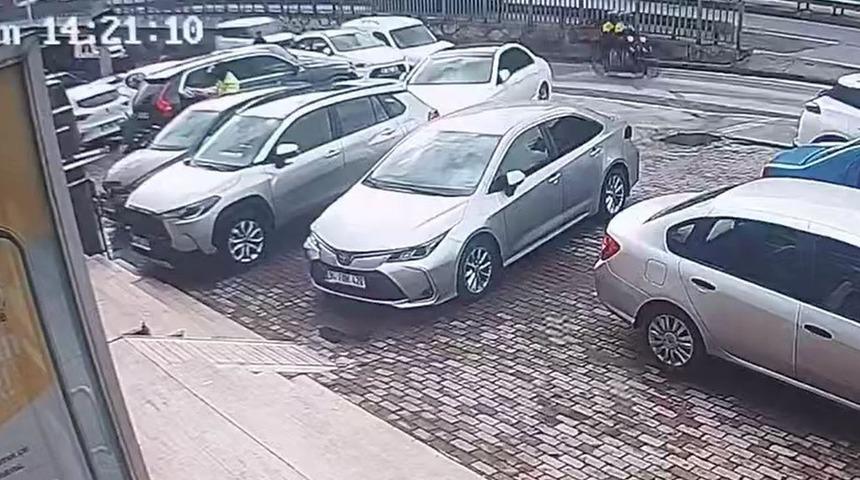 Başakşehir'de bankadan para &ccedil;eken iş adamına soygun girişimi kamerada