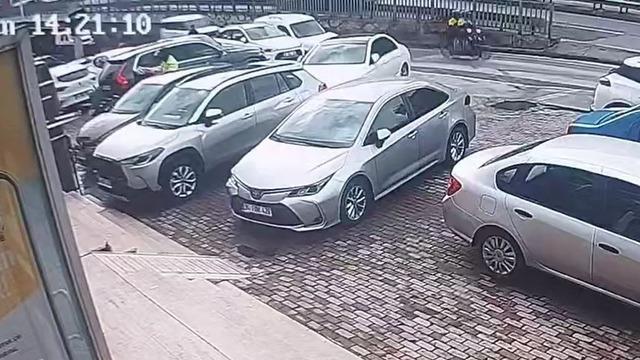 Başakşehir'de bankadan para çeken iş adamına soygun girişimi kamerada