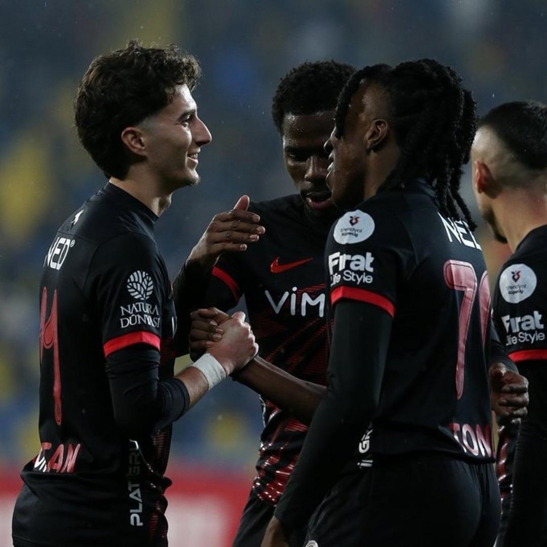 Gen&ccedil;lerbirliği-Trabzonspor ma&ccedil;ı tarihe ge&ccedil;ti! Gol yağmuru 2011 deki istatistiği yıktı ge&ccedil;ti 1