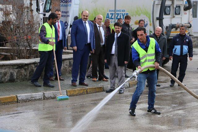 Aziziye Belediyesi bahar temizliğine başladı