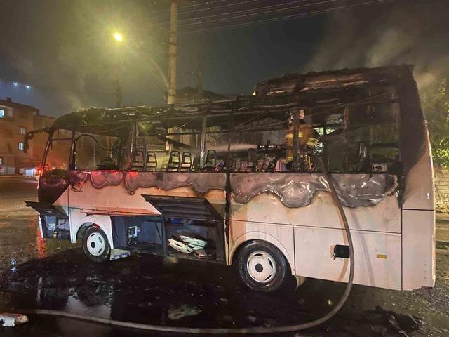 Manisa&rsquo;da servis otob&uuml;s&uuml; alev alev yandı 2