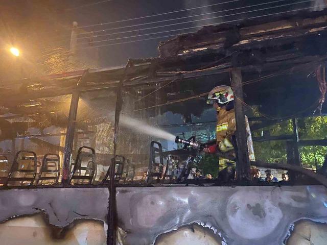 Manisa&rsquo;da servis otob&uuml;s&uuml; alev alev yandı 1