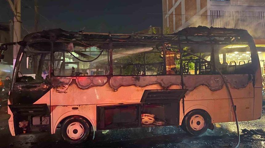 Manisa&rsquo;da servis otob&uuml;s&uuml; alev alev yandı