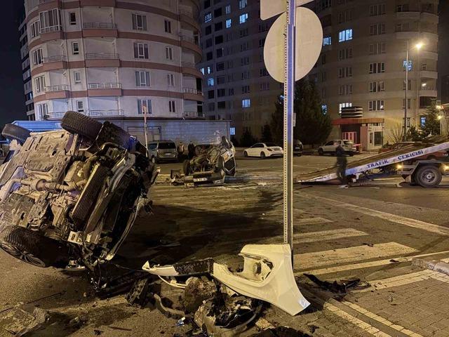 Kavşaktaki kazada otomobillerden biri yan yattı, diğeri takla attı: 2 yaralı 10