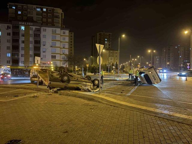 Kavşaktaki kazada otomobillerden biri yan yattı, diğeri takla attı: 2 yaralı 9