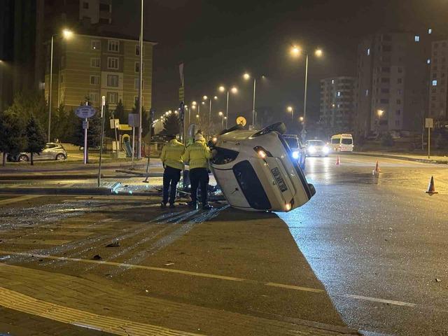Kavşaktaki kazada otomobillerden biri yan yattı, diğeri takla attı: 2 yaralı 8