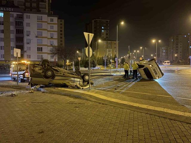 Kavşaktaki kazada otomobillerden biri yan yattı, diğeri takla attı: 2 yaralı 7