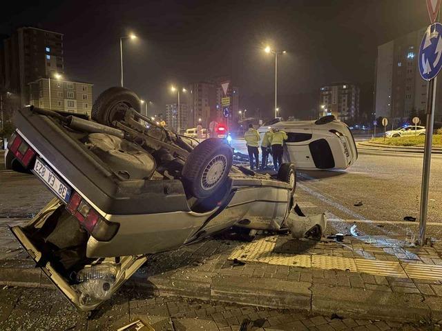 Kavşaktaki kazada otomobillerden biri yan yattı, diğeri takla attı: 2 yaralı 6