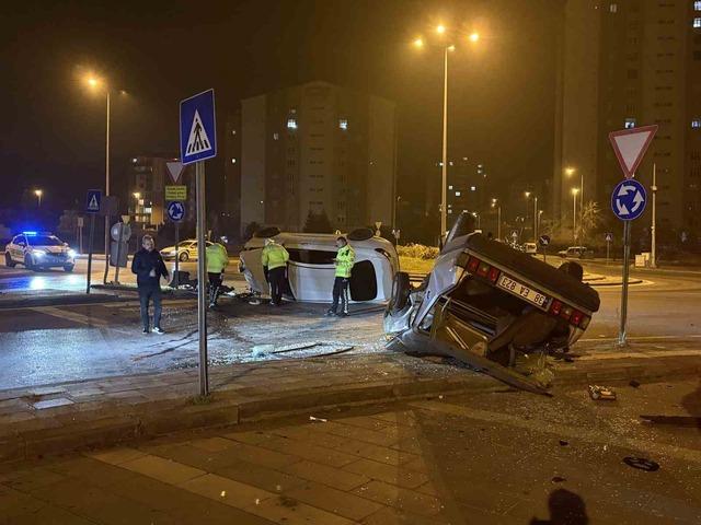 Kavşaktaki kazada otomobillerden biri yan yattı, diğeri takla attı: 2 yaralı 5