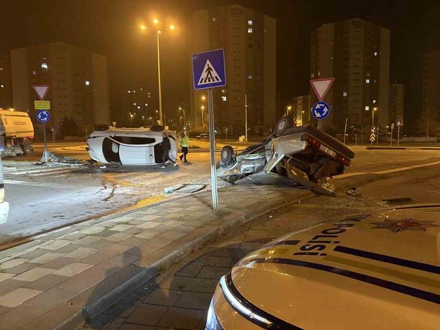 Kavşaktaki kazada otomobillerden biri yan yattı, diğeri takla attı: 2 yaralı 4