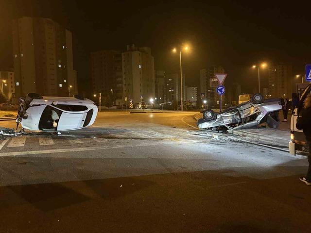 Kavşaktaki kazada otomobillerden biri yan yattı, diğeri takla attı: 2 yaralı 3