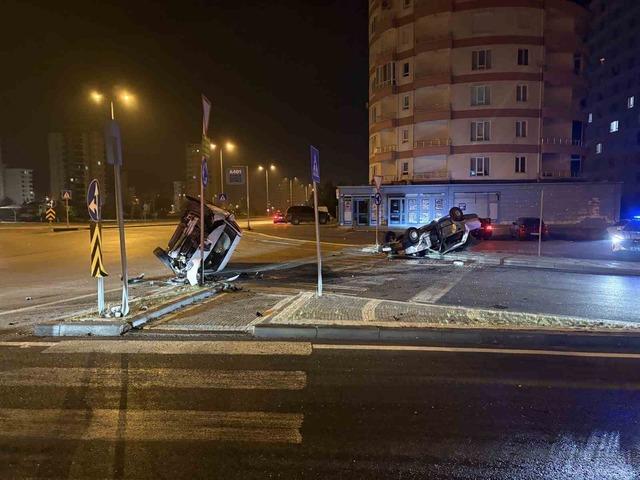 Kavşaktaki kazada otomobillerden biri yan yattı, diğeri takla attı: 2 yaralı 2