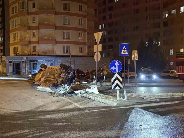 Kavşaktaki kazada otomobillerden biri yan yattı, diğeri takla attı: 2 yaralı 1