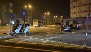 Kavşaktaki kazada otomobillerden biri yan yattı, diğeri takla attı: 2 yaralı