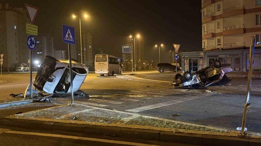 Kavşaktaki kazada otomobillerden biri yan yattı, diğeri takla attı: 2 yaralı