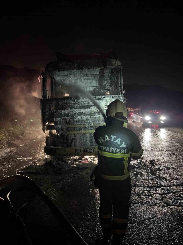 Hatay&rsquo;da alevlere teslim olan tır kullanılamaz hale geldi 5