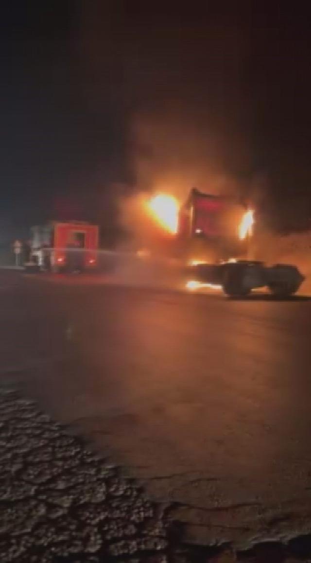 Hatay&rsquo;da alevlere teslim olan tır kullanılamaz hale geldi 4