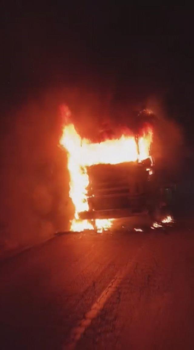 Hatay&rsquo;da alevlere teslim olan tır kullanılamaz hale geldi 2