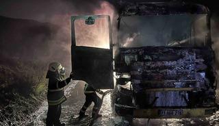 Hatay&rsquo;da alevlere teslim olan tır kullanılamaz hale geldi