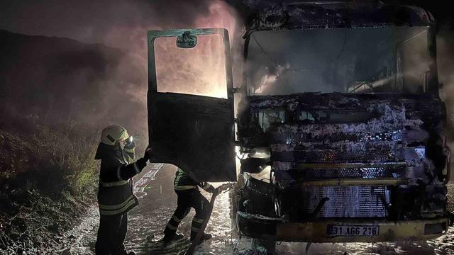 Hatay’da alevlere teslim olan tır kullanılamaz hale geldi