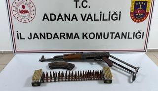 Adana&rsquo;da uzun namlulu silahla yakalanan 2 ş&uuml;pheli tutuklandı