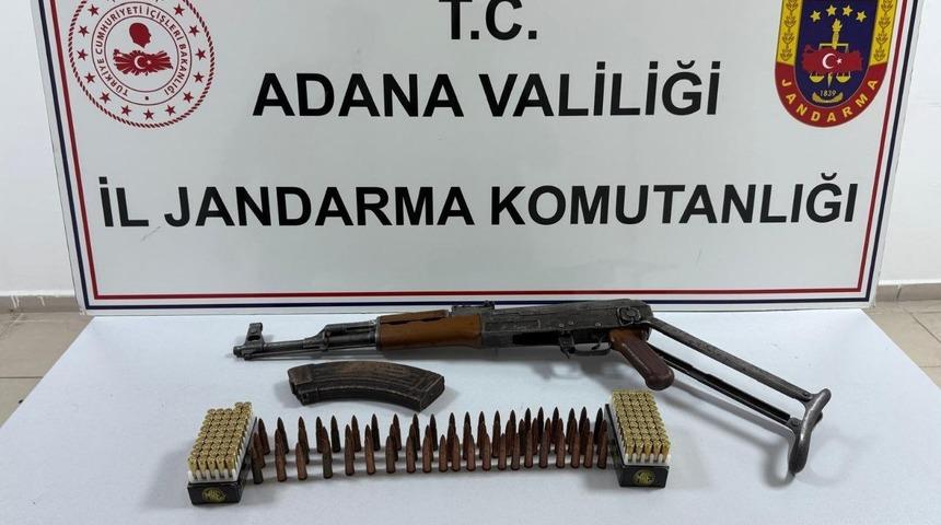 Adana&rsquo;da uzun namlulu silahla yakalanan 2 ş&uuml;pheli tutuklandı