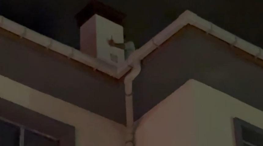 Babasıyla tartışıp, intihar i&ccedil;in &ccedil;atıya &ccedil;ıkan vatandaşı ekipler vazge&ccedil;irdi