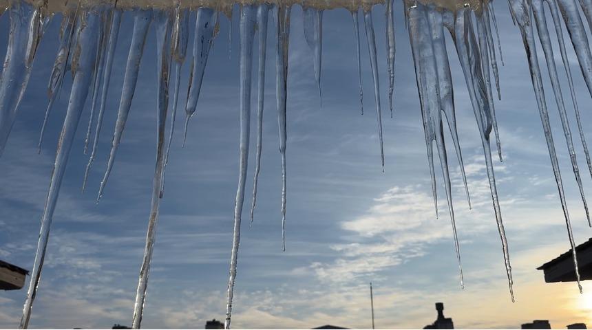 Y&uuml;ksekova'da dondurucu soğuklar: Buz sarkıtları 3 metreyi aştı