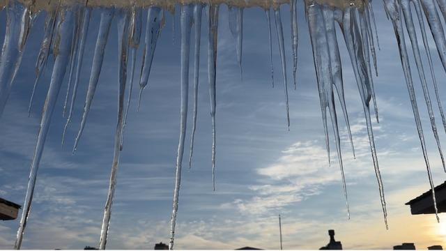 Yüksekova'da dondurucu soğuklar: Buz sarkıtları 3 metreyi aştı